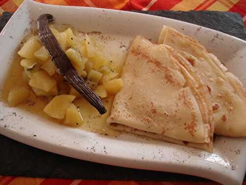 Crêpes au sirop de vanille, compote de pomme et kiwi à l’orange