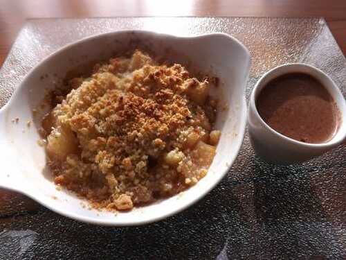 Crumble de poires aux amandes, aux épices pour pain d’épices et sa petite sauce au chocolat