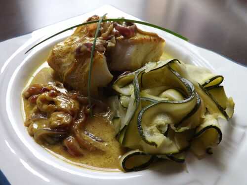 Dos de cabillaud à la crème de sirop d’érable, curry, gingembre sur un lit d’oignons rouges