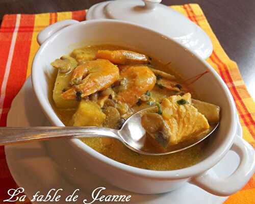 Soupe crémeuse de colin, saumon, crevettes, champignons au curcuma et piment d’Espelette