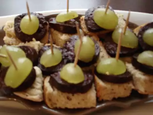 Toasts de boudin noir sur pain à la moutarde