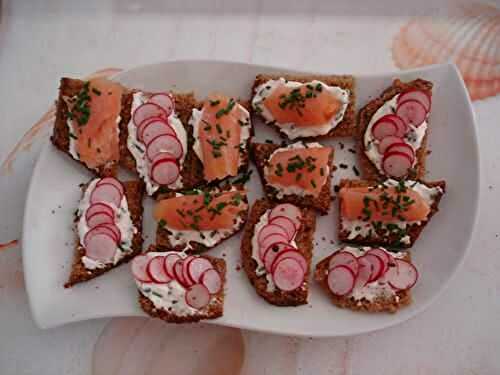 Apéritif Scandinave : pain d’épices et raifort, saumon fumé, radis