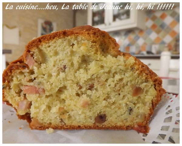 Cake au roquefort, noisettes et lardons fumés