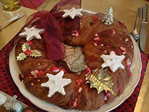 Couronne de Noël – Brioche aux pralines roses