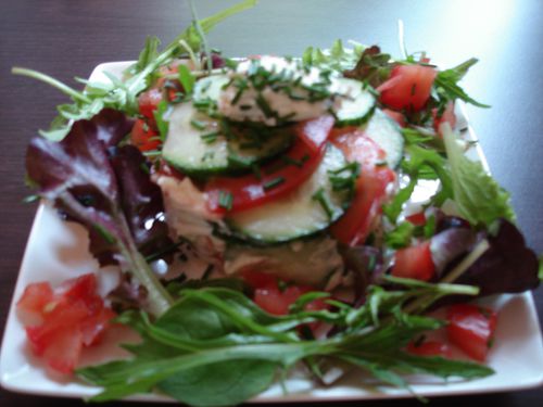 Mille-feuilles de concombre, tomate et chèvre frais