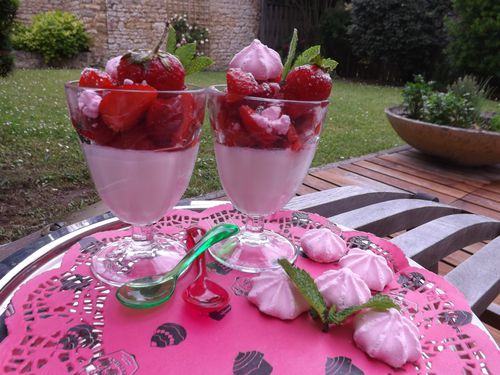 Panna cotta au lait d’amandes, fraises au sucre, meringues et une grosse dose de gourmandise hi, hi, hi !