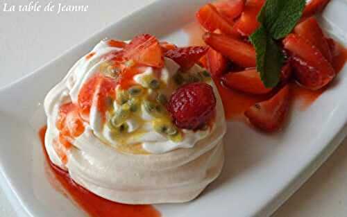 Pavlova aux fraises, framboises, fruits de la passion et citron vert