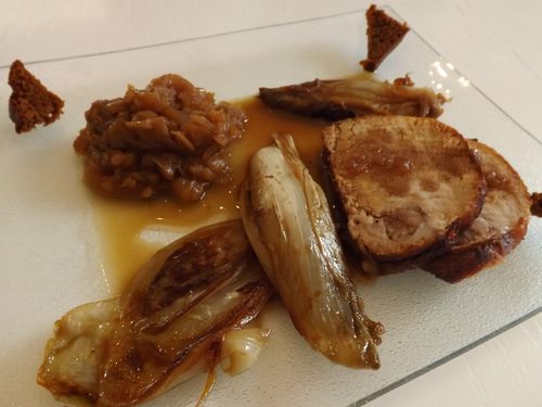 Rôti de porc, compote de pommes et oignons, cidre et 4 épices