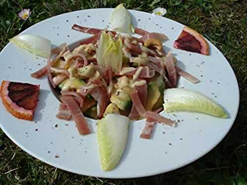 Salade d’avocat, orange sanguine, endive et jambon cru aux noix de cajou