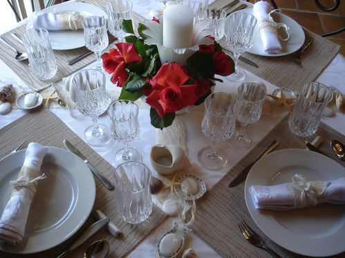 Table de bord de mer avec roses du jardin !