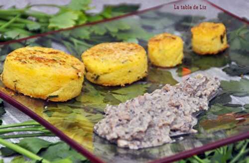 Palets de polenta à la ciboulette et crème de champignons