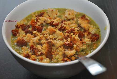 Soupe de courgettes et son crumble salé