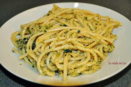 Spaghettoni au pesto de chou frisé et peccorino