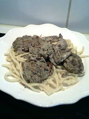 BOULETTES CRÈME, CHAMPIGNONS, MOUTARDE ET SPAETZELS