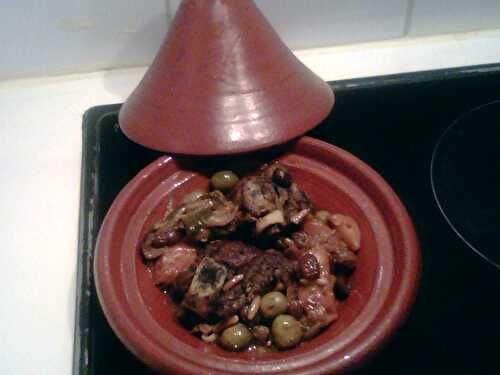 TAJINE D’AGNEAU, OLIVES VERTES, RAISINS SECS, PIGNONS