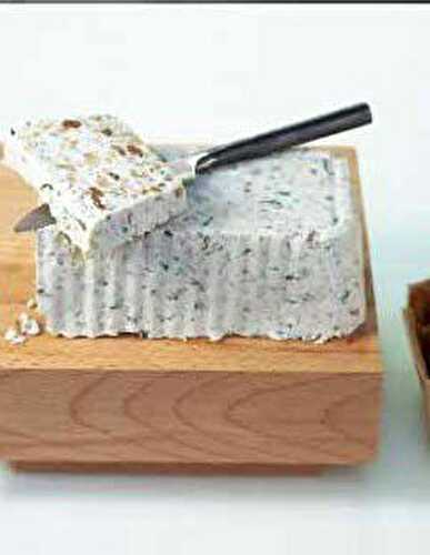 TERRINE DE ROQUEFORT, NOIX ET RAISINS