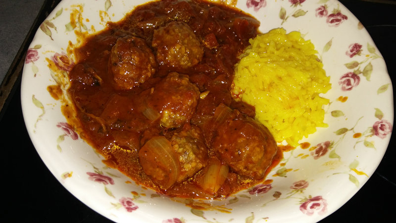 BOULETTES DE BŒUF, SAUCE TOMATES ANCHOIS ET CÂPRES OLIVES