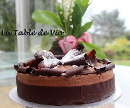 Gâteau au chocolat mousseline aux Ferrero Rocher - La table de Vio