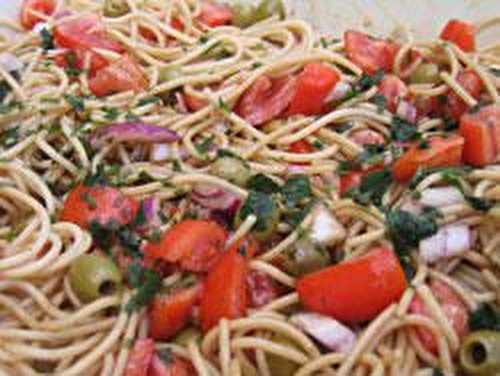 Spaghetti aux tomates et aux olives (salade) - La table de Vio