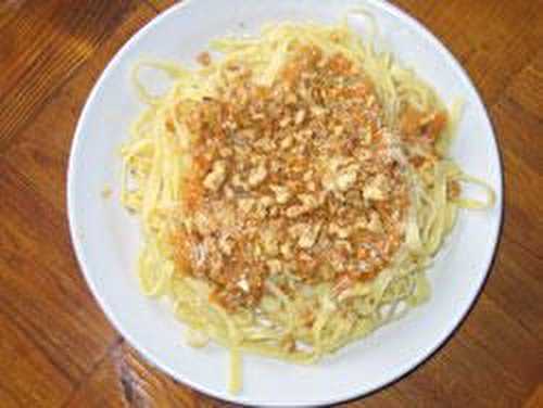 Tagliatelles à la sauce tomate et aux noix