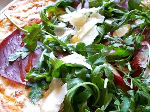 PIZZA À LA BRESAOLA ET À LA ROQUETTE sans gluten ni lait ni sucre ni levure