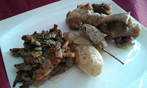Manchons de canard confit, pommes de terre rôties au gras, champignons