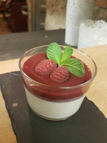 Panacotta au thé matcha, coulis de fruits rouge