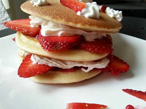 Pancakes à la banane, purée de fraises  et crème chantilly