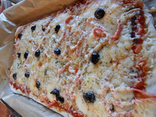 Pizza jambon, champignon et mozzarella