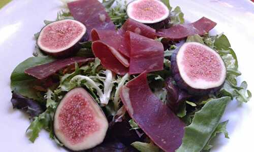 Salade à la figue et à la viande de grison