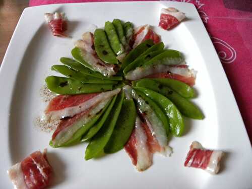 Salade de pois gourmand et magret de canard fumé