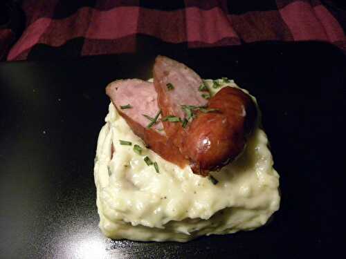 Saucisse fumée et purée de pommes de terre