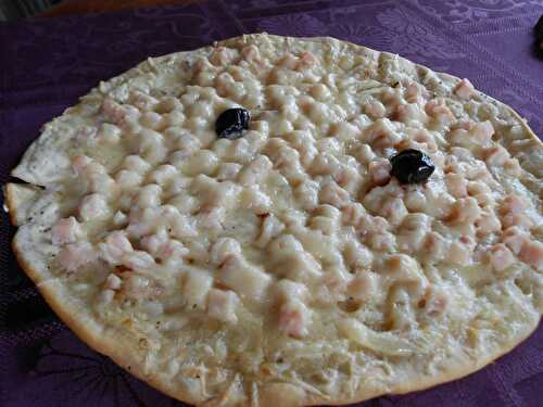 Semaine Pizza (1) : la pizza crème, oignon et poulet - La tambouille de Violette