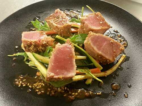 Tataki de thon mi cuit en croûte de sésame et légumes croquants