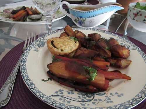 A l'anglaise: pommes de terre rôties et carottes glacées à la bière brune, gravy à la bière brune aussi - La Valkyrie Végétarienne