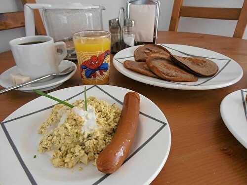 American breakfast: pancakes à la cannelle et tofu brouillé crémeux