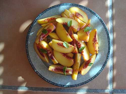 Assiette de pêche à la menthe