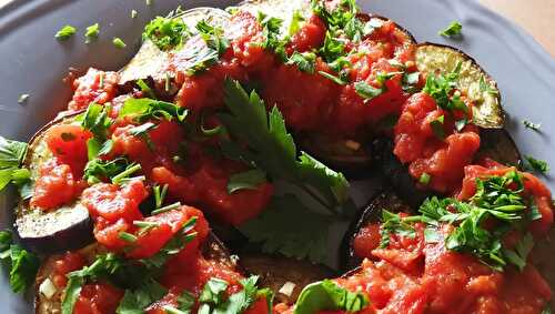 Aubergines grillées à la tomate et à l'ail