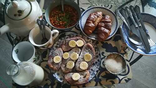 Baked beans aux épices et pain perdu à la banane: breakfast is served!