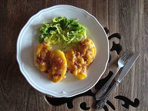 Baked potatoes with red onion, butter, beer and cheddar