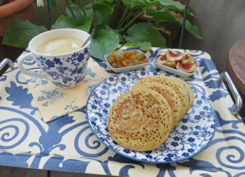 Breakfast thème vanille: lait chaud et pancakes