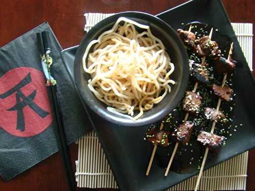Brochette de seitan yakitori & nouilles sautées aux pousses de soja et au gingembre