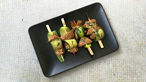 Brochettes de "poulet" mariné et courgettes