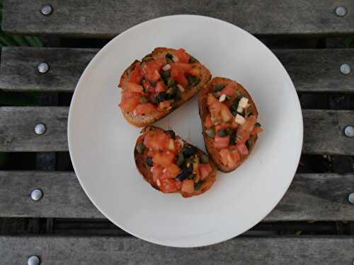 Bruschette tomate olives ail et câpres