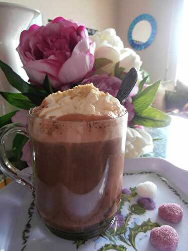 Chocolat chaud, chantilly & poudre de caramel