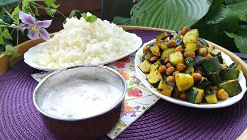 Courgettes et pois chiches sautés aux épices indiennes + raïta