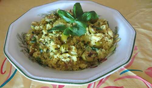 Couscous doré aux olives et aux herbes fraîches