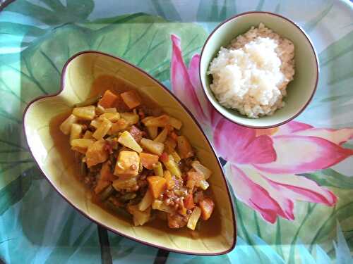 Curry de légumes et riz à l'ananas