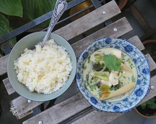Curry de légumes verts et tofu + riz à la noix de coco