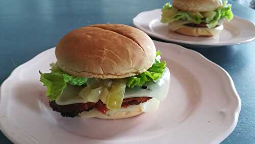 Deubeule cheese burger fumé, sauce aux oignons sucrés